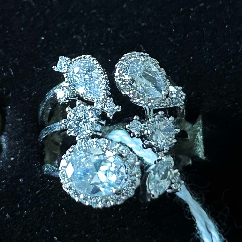 TWELVE STONE SWAROVSKI CRYSTALS, LADIES Sz 8, RHODIUM METAL, THREE BIGGER STONES
